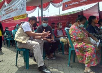 BHS saat berdialog dengan peserta pemeriksaan kesehatan gratis di Pasar Larangan, Sidoarjo