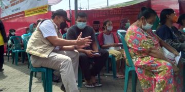 BHS saat berdialog dengan peserta pemeriksaan kesehatan gratis di Pasar Larangan, Sidoarjo