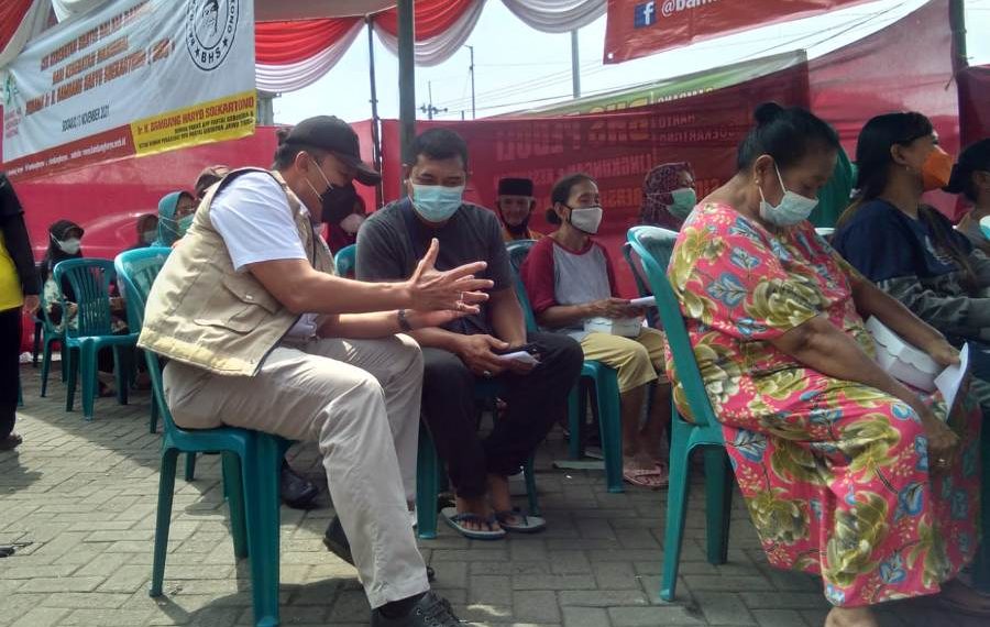 BHS saat berdialog dengan peserta pemeriksaan kesehatan gratis di Pasar Larangan, Sidoarjo