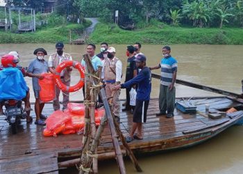 BBHS saat menyerahkan bantuan pelampung dan jaket keselamatan di perahu penambang Desa Penambangan Kecamatan Balongbendo, Kabupaten SidoarjoHS saat menyerahkan bantuan pelampung dan jaket keselamatan di perahu penambang Desa Penambangan Kecamatan Balongbendo, Kabupaten Sidoarjo
