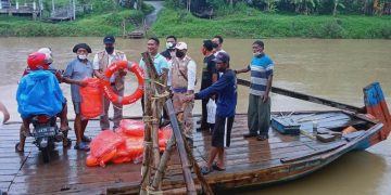 BBHS saat menyerahkan bantuan pelampung dan jaket keselamatan di perahu penambang Desa Penambangan Kecamatan Balongbendo, Kabupaten SidoarjoHS saat menyerahkan bantuan pelampung dan jaket keselamatan di perahu penambang Desa Penambangan Kecamatan Balongbendo, Kabupaten Sidoarjo