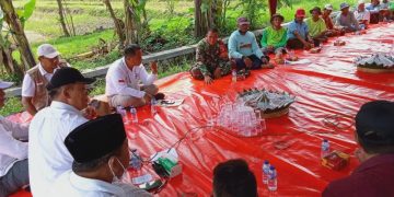 Bambang Harso Soekartono saat berdialoh dengan Gapoktan di Jogosatru Kecamatan Sukodono, Kabupaten Sidoarjo,Jatim