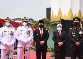 Pada peringatan Hari Pahlawan kali ini, dipimpin Gubernur Jawa Timur Dra. Khofifah Indar Parawansa yang dihadiri Wagub Jatim Dr. H. Emil Elistianto Dardak, B.Bus., M.Sc., Pangdam V/Brw, Kapolda Jatim, Danpuspenerbal, Wadan Kodiklatal, Dan STTAL, Danpasmar 2, Kadispsial, Kabinda Jatim dan pejabat Forkopimda Jatim lainnya.