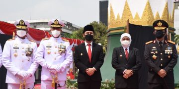 Pada peringatan Hari Pahlawan kali ini, dipimpin Gubernur Jawa Timur Dra. Khofifah Indar Parawansa yang dihadiri Wagub Jatim Dr. H. Emil Elistianto Dardak, B.Bus., M.Sc., Pangdam V/Brw, Kapolda Jatim, Danpuspenerbal, Wadan Kodiklatal, Dan STTAL, Danpasmar 2, Kadispsial, Kabinda Jatim dan pejabat Forkopimda Jatim lainnya.