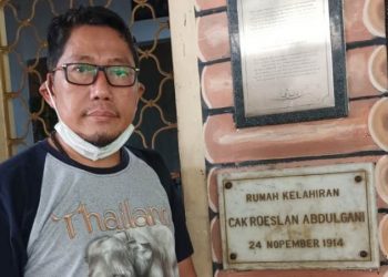 H Khulaim Junaidi saat berkunjung ke rumah kelahian Cak Roeslan Abdulgani