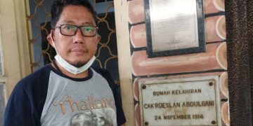H Khulaim Junaidi saat berkunjung ke rumah kelahian Cak Roeslan Abdulgani