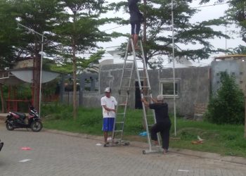 Warga Perumahan Green Puspa Asri Gotong Royong Bersihkan Jalan