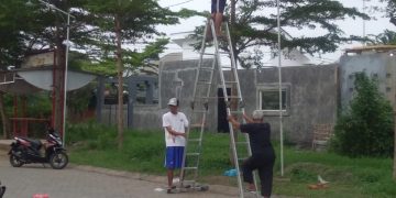 Warga Perumahan Green Puspa Asri Gotong Royong Bersihkan Jalan