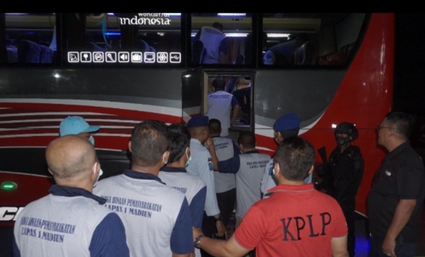 Kanwil Kemenkumham Jatim Pindahkan 34 WBP Risiko Tinggi Ke Nusa Kambangan