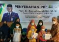 Ke Perguruan Muhammadiyah Giri, Prof Zainuddin Maliki Serahkan Beasiswa PIP