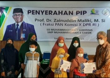 Ke Perguruan Muhammadiyah Giri, Prof Zainuddin Maliki Serahkan Beasiswa PIP