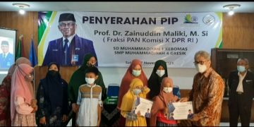 Ke Perguruan Muhammadiyah Giri, Prof Zainuddin Maliki Serahkan Beasiswa PIP