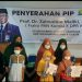 Ke Perguruan Muhammadiyah Giri, Prof Zainuddin Maliki Serahkan Beasiswa PIP