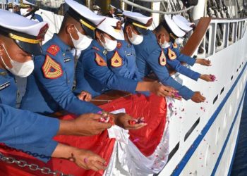 , Taruna Akademi Angkatan Laut (AAL) Tingkat lll Angkatan ke-68, Satuan Latihan Kartika Jala Krida (Satlat KJK) 2021 bersama Kru Satgas KJK KRI Bima Suci melaksanakan Upacara Tabur Bunga saat pelayaran terakhir Etape ll Bali-Surabaya