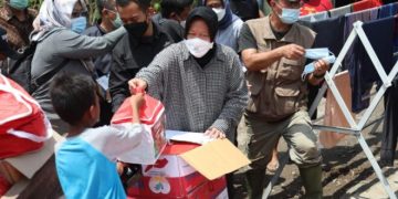 Mensos Risma Kunjungi Korban Banjir Kali Lamong di Kedamean