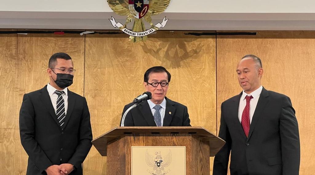 Menkumham Yasonna Laoly saat Kunker ke KJRI LA, didampingi Staf Teknis Imigrasi, Sigit Setyawan (kiri) dan Saud P. Krisnawan, Konsul Jenderal RI LA (kanan).