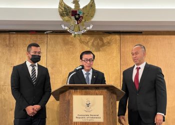 Menkumham Yasonna Laoly saat Kunker ke KJRI LA, didampingi Staf Teknis Imigrasi, Sigit Setyawan (kiri) dan Saud P. Krisnawan, Konsul Jenderal RI LA (kanan).