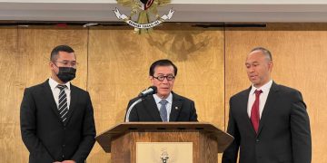 Menkumham Yasonna Laoly saat Kunker ke KJRI LA, didampingi Staf Teknis Imigrasi, Sigit Setyawan (kiri) dan Saud P. Krisnawan, Konsul Jenderal RI LA (kanan).