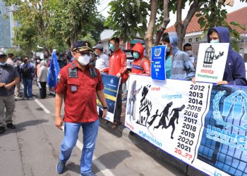 Pengungsi afghanistan demo di kantor Kemenhumham Jatim