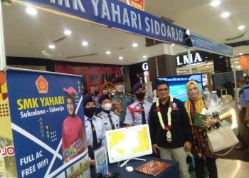 Kunjungi stand SMK Yahari Sidoarjo, Kepala Dinas Pendidikan Provinsi Jawa Timur Wilayah Sidoarjo Lutfi Isa Anshori didampingi Ibu Tutik sebagai Bendaha MKKS Sidoarjo didampingi Siswa SMK Yahari Sidoarjo