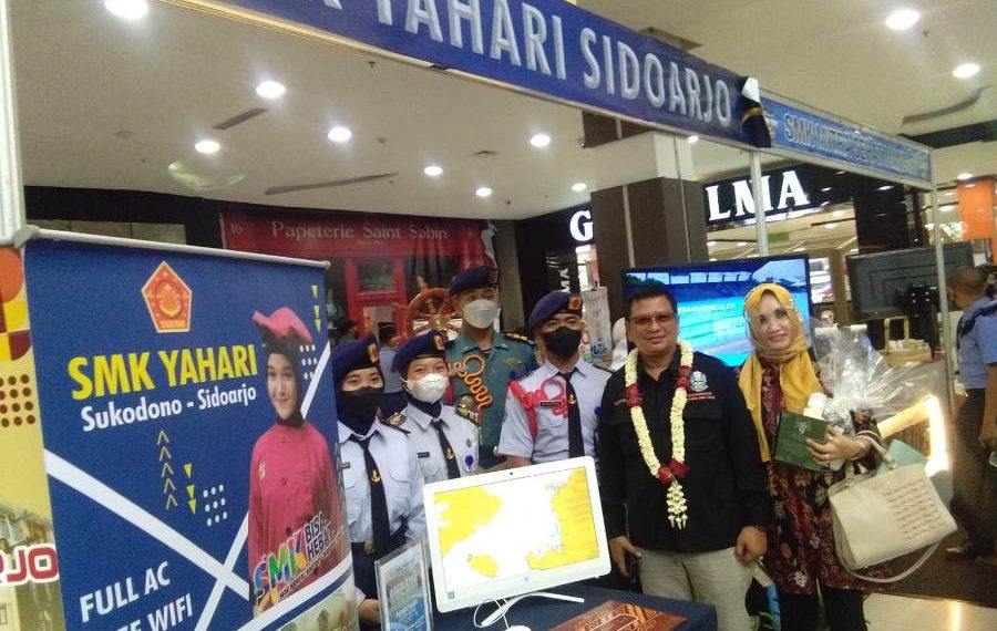 Kunjungi stand SMK Yahari Sidoarjo, Kepala Dinas Pendidikan Provinsi Jawa Timur Wilayah Sidoarjo Lutfi Isa Anshori didampingi Ibu Tutik sebagai Bendaha MKKS Sidoarjo didampingi Siswa SMK Yahari Sidoarjo