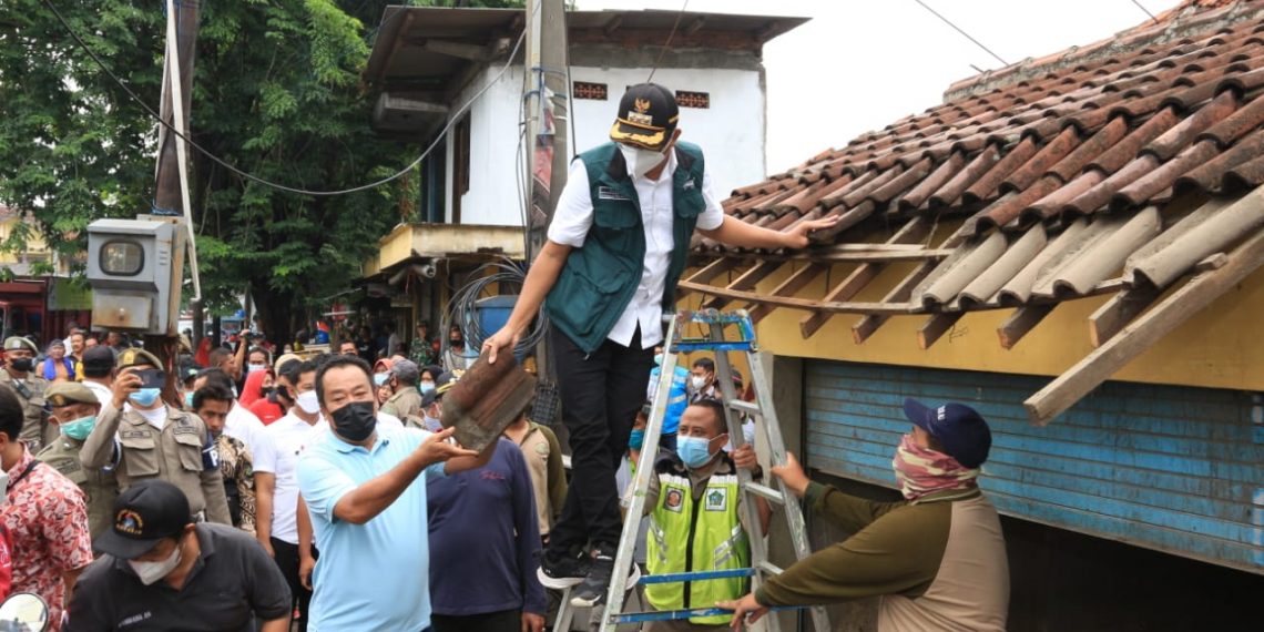 Bupati Pimpin Pembongkaran Bekas Balai Desa Suko yang Menyebabkan Kemacetan