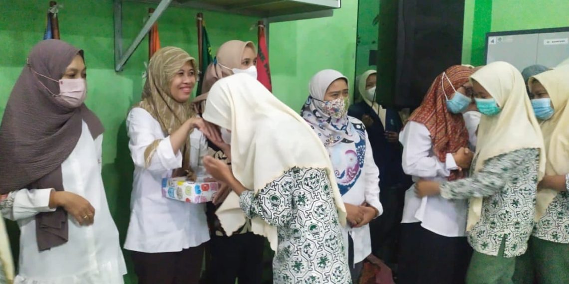 Peringatan Hari Guru di SMK Plus NU Diwarnai Tangis Haru