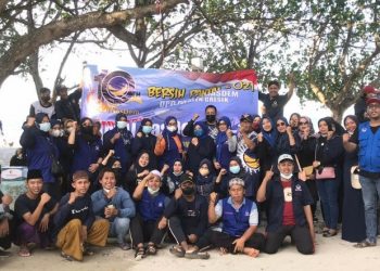 Rayakan Satu Dekade Membawa Perubahan, Partai NasDem Bersih-bersih Pantai Delegan