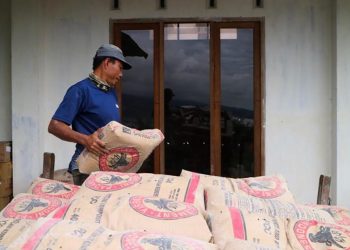 SIG Bantu Semen ke Warga Terdampak Banjir di Bumiaji