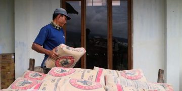 SIG Bantu Semen ke Warga Terdampak Banjir di Bumiaji