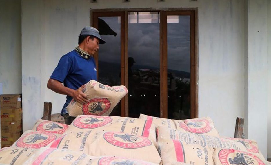 SIG Bantu Semen ke Warga Terdampak Banjir di Bumiaji