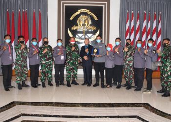 Gubernur Akademi Angkatan Laut (AAL), Laksamana Pertama TNI Rudhi Aviantara, S.E., M.Si., M,Tr (Han) mewakili Gubernur AAL, Mayjen TNl (Mar) Nur Alamsyah, S.E., M.M., M.Tr (Han) menerima audiensi sembilan perwakilan Komite Putra Putri TNI Angkatan Laut (KPPAL) di Lobby Utama Gedung R. Soebijakto, Kesatrian AAL Bumimoro, Surabaya, Rabu (3/11).