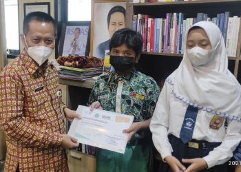 M. Attor Siswa SMPN 1 Taman Raih Juara Terfavorit Lomba Pantun Lawan Korupsi