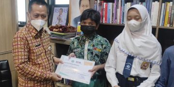 M. Attor Siswa SMPN 1 Taman Raih Juara Terfavorit Lomba Pantun Lawan Korupsi