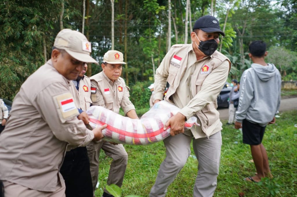 Bambang Haryo Soekartono (kanan) bersama tim saat mengangkat sembako untuk diberikan kepada korban bencana erupsi gunung Semeru