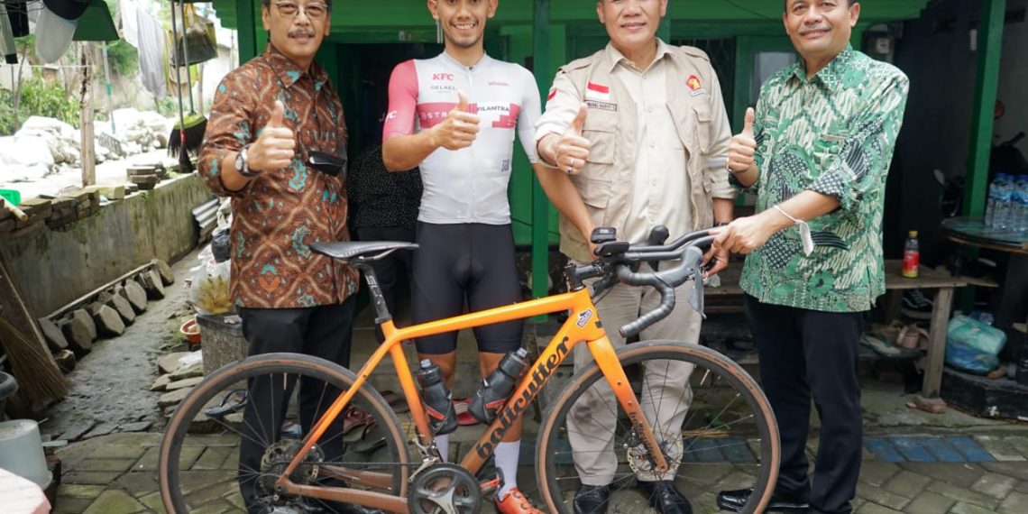 Bambang Haryo Soekartono (BHS) dan PT Dharma Lautan Utama (DLU) mengapresiasi Trihadi Siswanto, pesepeda yang menggalang dana untuk anak-anak Papua, khususnya untuk mensupport pendidikan anak-anak di Papua