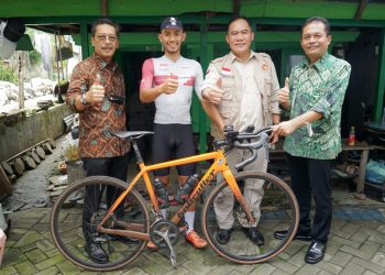 Bambang Haryo Soekartono (BHS) dan PT Dharma Lautan Utama (DLU) mengapresiasi Trihadi Siswanto, pesepeda yang menggalang dana untuk anak-anak Papua, khususnya untuk mensupport pendidikan anak-anak di Papua