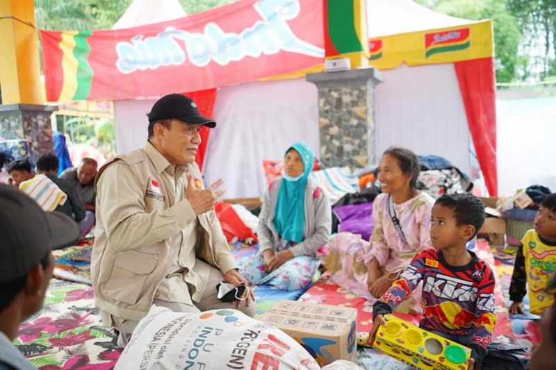 Bambang Haryo Soekartono memberikan semangat kepada korban erupsi  yang tinggal di pengungsian