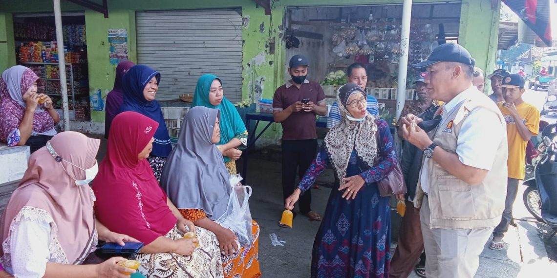 Bambang Harso Soekartono saat berdialog dengan pedagang dan pengunjung Pasar Jemirahan Desa Jemirahan, Kecamatan Jabon.