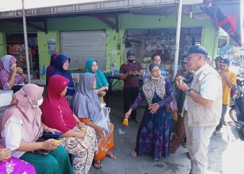 Bambang Harso Soekartono saat berdialog dengan pedagang dan pengunjung Pasar Jemirahan Desa Jemirahan, Kecamatan Jabon.