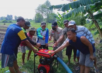Bambang Haryo Soekartono (empat dari kanan) bersama warga saat menyumbang pompa air sawah di Desa Jogosatru Kecamatan Sukodono