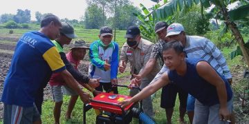 Bambang Haryo Soekartono (empat dari kanan) bersama warga saat menyumbang pompa air sawah di Desa Jogosatru Kecamatan Sukodono