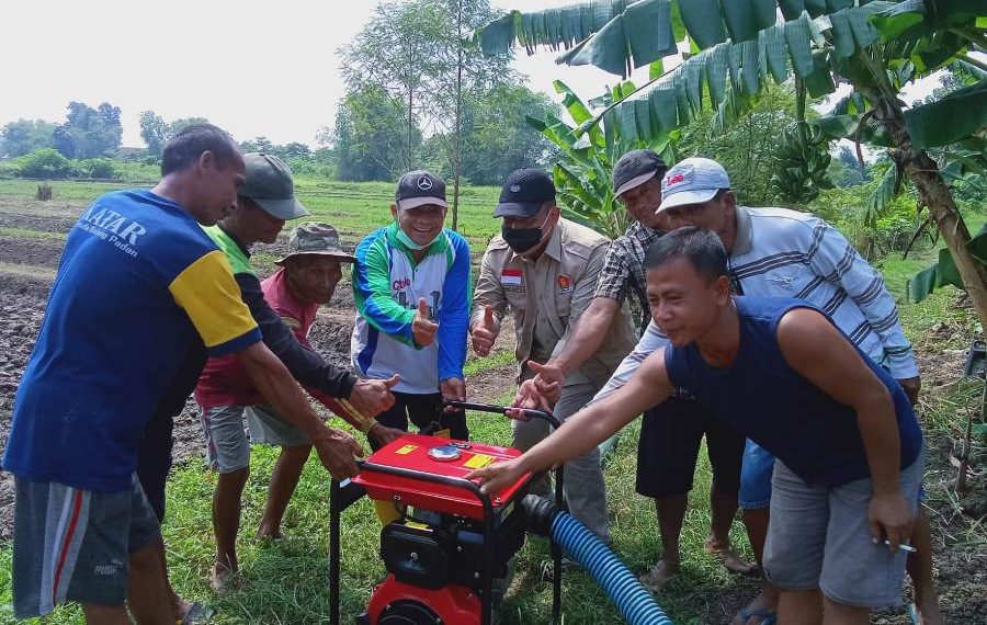 Bambang Haryo Soekartono (empat dari kanan) bersama warga saat menyumbang pompa air sawah di Desa Jogosatru Kecamatan Sukodono