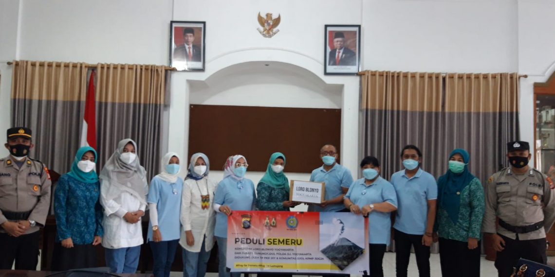 Bantuan untuk korban erupsi Semeru dari Komunitas Loro Blonyo Yogyakarta diterima oleh Istri Bupati Lumajang
