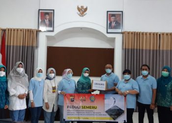 Bantuan untuk korban erupsi Semeru dari Komunitas Loro Blonyo Yogyakarta diterima oleh Istri Bupati Lumajang