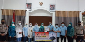 Bantuan untuk korban erupsi Semeru dari Komunitas Loro Blonyo Yogyakarta diterima oleh Istri Bupati Lumajang