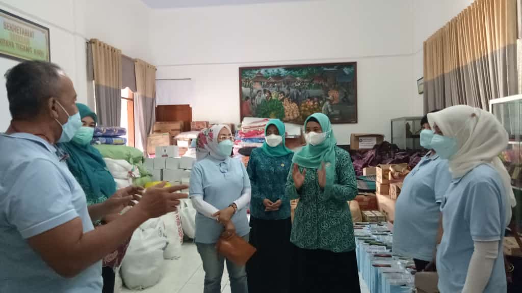 PENYERAHAN BANTUAN: Bantuan untuk korban erupsi Semeru dari Komunitas Loro Blonyo Yogyakarta