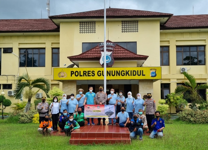 FOTO BERSAMA: Tim sebelum berangkat menyerahkan bantuan untuk korban erupsi Semeru dari Komunitas Loro Blonyo Yogyakarta ke korban erupsi Gunung Semeru.  