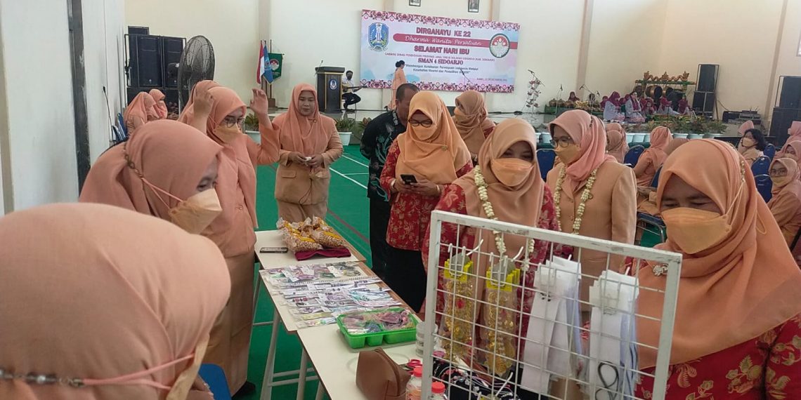Peringati Hari Ibu, Guru SMA Negeri 4 Sidoarjo Pamerkan Produk UMKM Hasil Karyanya