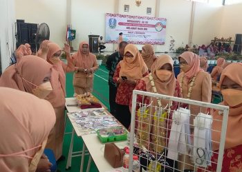 Peringati Hari Ibu, Guru SMA Negeri 4 Sidoarjo Pamerkan Produk UMKM Hasil Karyanya